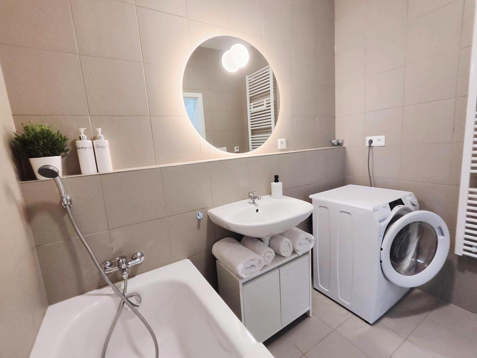 Appartamento Wings - Brand New - Presidential Garden - Free Parking Bratislava Esterno foto