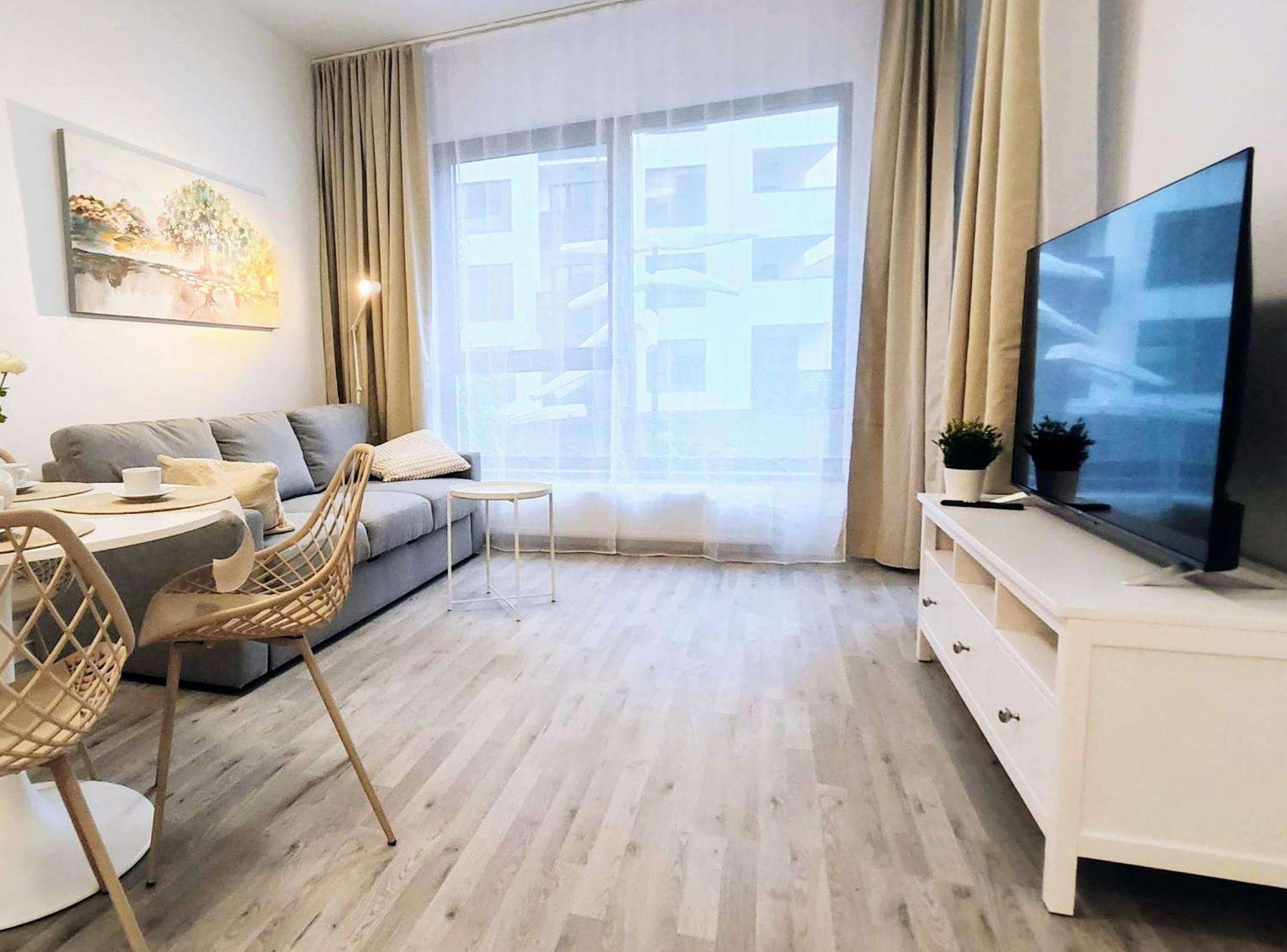 Appartamento Wings - Brand New - Presidential Garden - Free Parking Bratislava Esterno foto